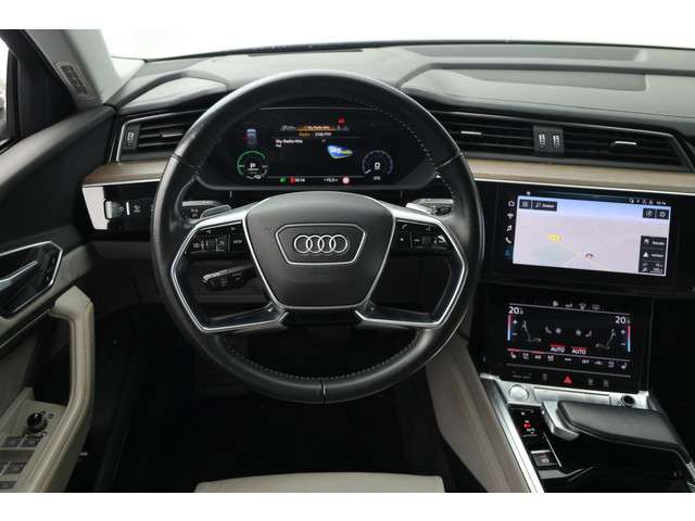 Audi e-tron 55 quattro 95 kWh | Pano | HUD | 360 cam | Trekhaak Afn. | Leder | Stoelventilatie |