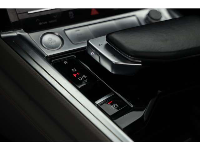 Audi e-tron 55 quattro 95 kWh | Pano | HUD | 360 cam | Trekhaak Afn. | Leder | Stoelventilatie |