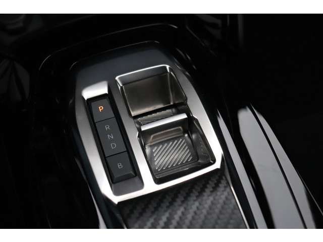 Peugeot e-2008 EV Allure 50 kWh | STOELVERWARMING | 360° CAMERA | APPLE CARPLAY | CRUISE |