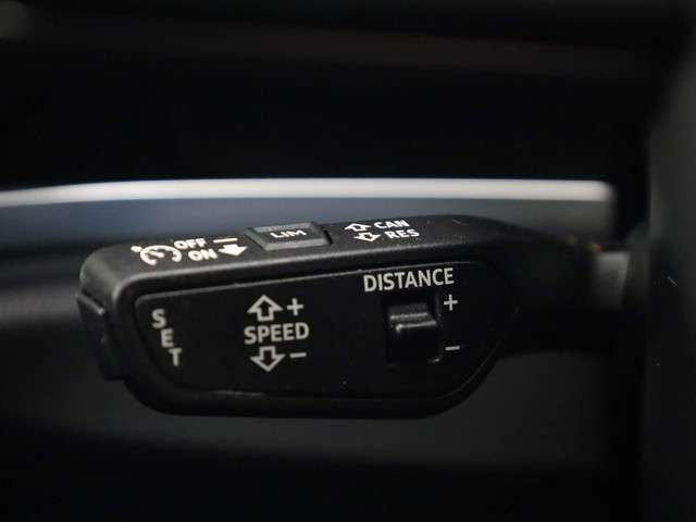 Audi Q3 35 TFSI/150PK S Line · Drive select · Parkeersensoren + camera · Leder/Alcantara