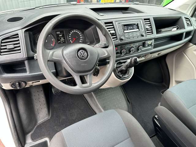 Volkswagen Transporter 2.0 TDI L2H1 102pk Kastinrichting 2200kg Trekgewicht Cruise controle Parkeerhulp achter Lang Bpm vrij 1e eigenaar Dealer onderhouden !! Euro 6