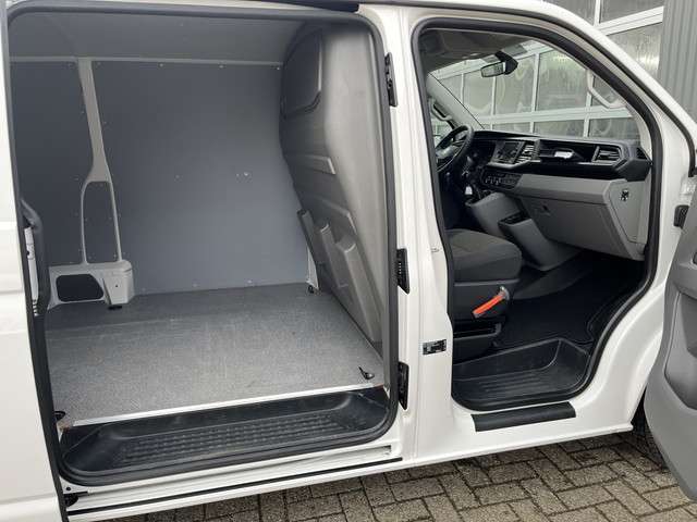Volkswagen Transporter 2.0 TDI 110pk L2H1 28 Airco Cruise controle Trekhaak 2200kg Apple carplay Schuifdeur Parkeerhulp achter Telefoonverbinding Euro 6 1e eigenaar