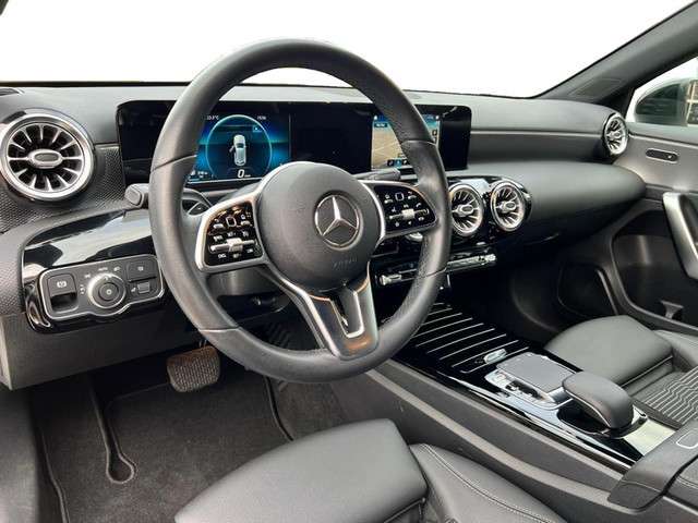 Mercedes-Benz A-klasse 180 Progressive Apple Carplay, Cruise Control, Stoelverwarming, Sfeerverlichting, 18" Lichtmetalenvelgen, Navigatiesysteem, Climate Control (MET GARANTIE*)