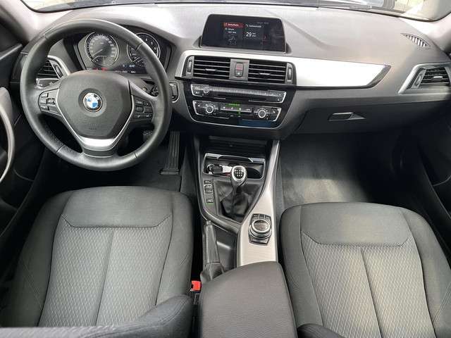 BMW 1-serie 120i 184PK Airconditioning, 18'' Lichtmetalen velgen, Stoelverwarming, Navigatiesysteem, Multifunctioneelstuurwiel, Cruise Control, Parkeersensoren V+A (MET GARANTIE*)