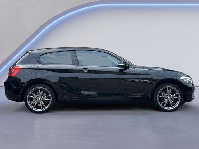 BMW 1-serie 120i 184PK Airconditioning, 18'' Lichtmetalen velgen, Stoelverwarming, Navigatiesysteem, Multifunctioneelstuurwiel, Cruise Control, Parkeersensoren V+A (MET GARANTIE*)